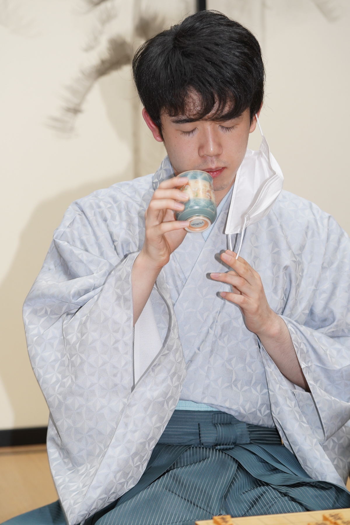 羽生九段を破り準決勝進出を決めた藤井竜王（写真はお～いお茶杯第63期王位戦七番勝負第５局のもの　提供：日本将棋連盟）