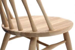 カリモク家具、「北海道産木材を使う限定モデル」コレクションを札幌で開催