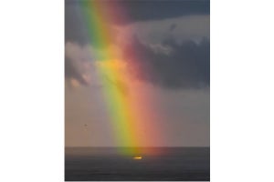 【奇跡の1枚】虹は船で作られる!? 不思議な美しさに「こんな虹撮ってみたい」「船が空に吸い込まれるよう」とうっとりする声が多数