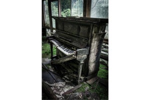 【迷い込んだその先に】異空間でピアノに遭遇！朽ち果てた美しさに「超絶すごい」「なぜか安心」「FF7の神羅屋敷」など魅了される人多数
