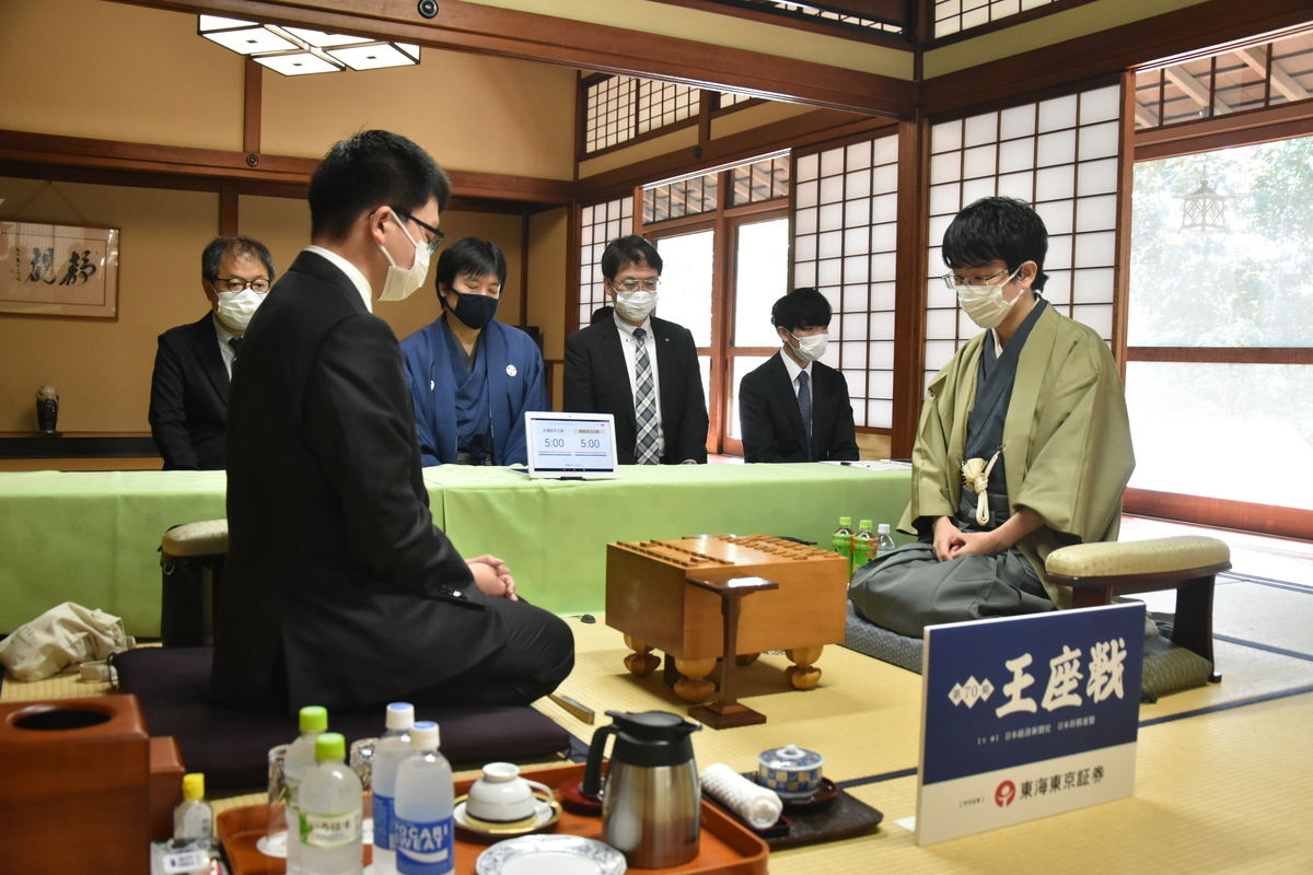 数々の名勝負が繰り広げられた「陣屋」で対局に臨む永瀬王座（左）と豊島九段（提供：日本将棋連盟）
