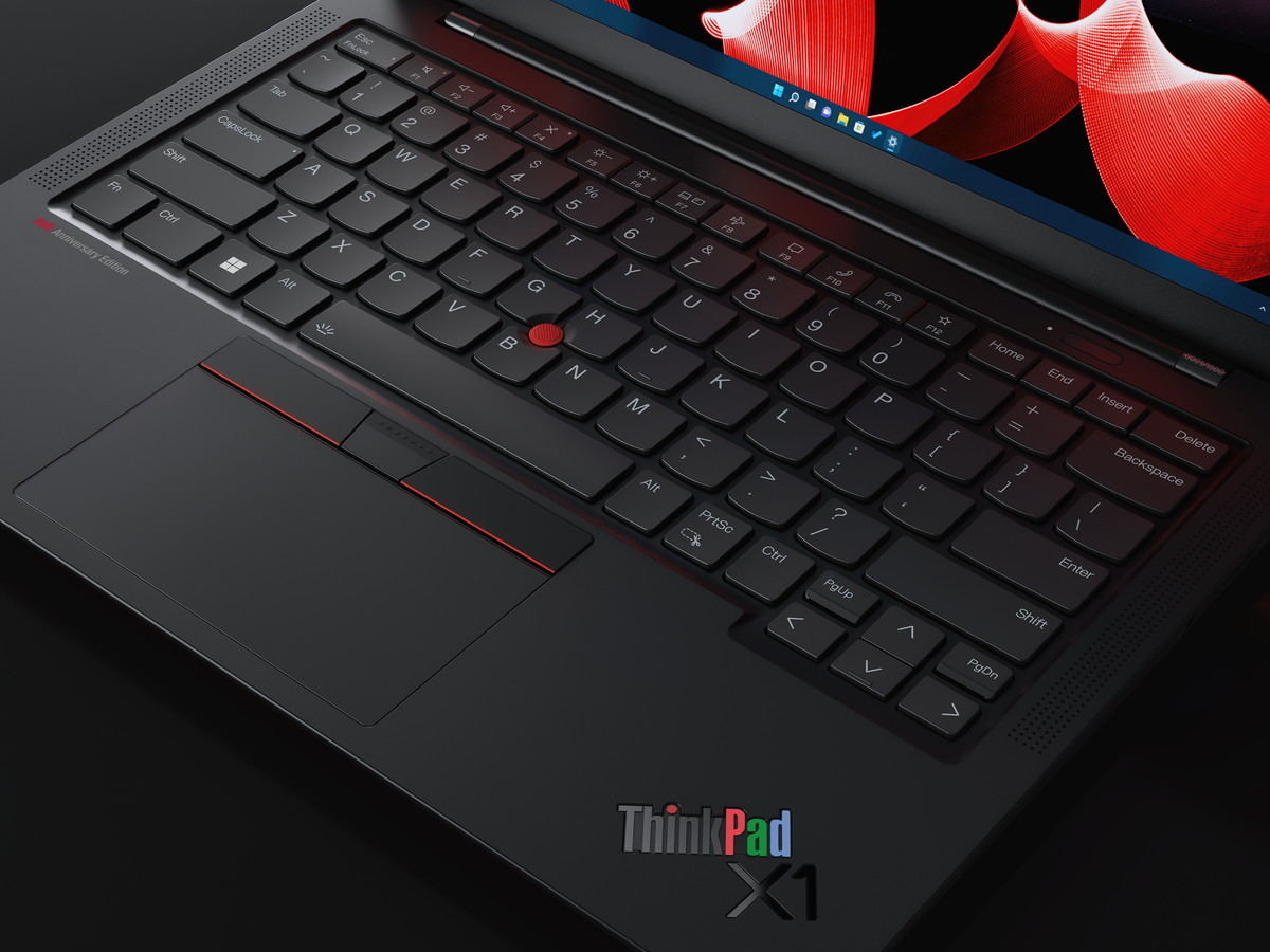 ThinkPad X1 Carbon Gen 10に30周年記念モデルが登場 - ロゴがRGB 