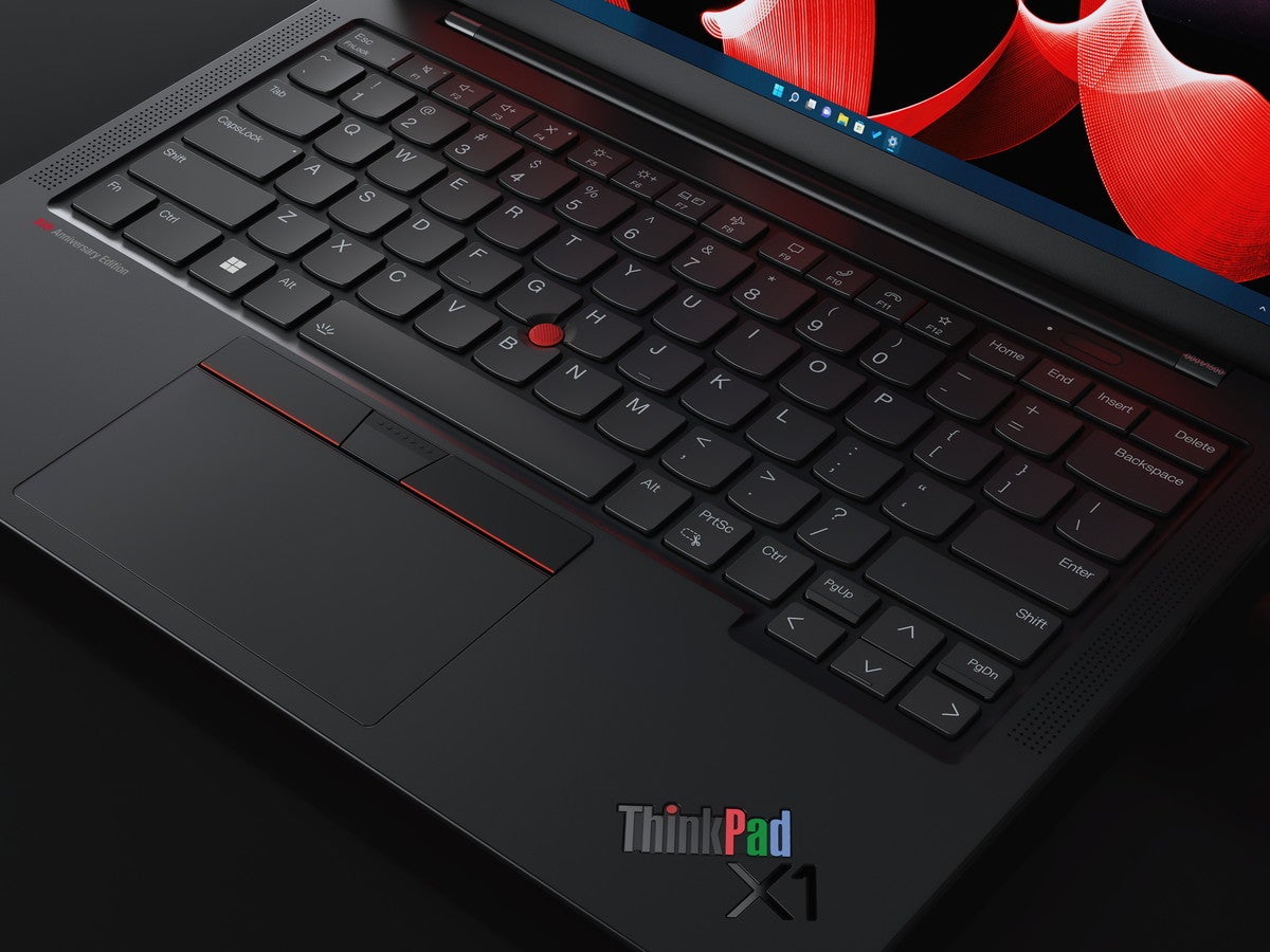 ThinkPad X1 Carbon Gen 10に30周年記念モデルが登場 - ロゴが