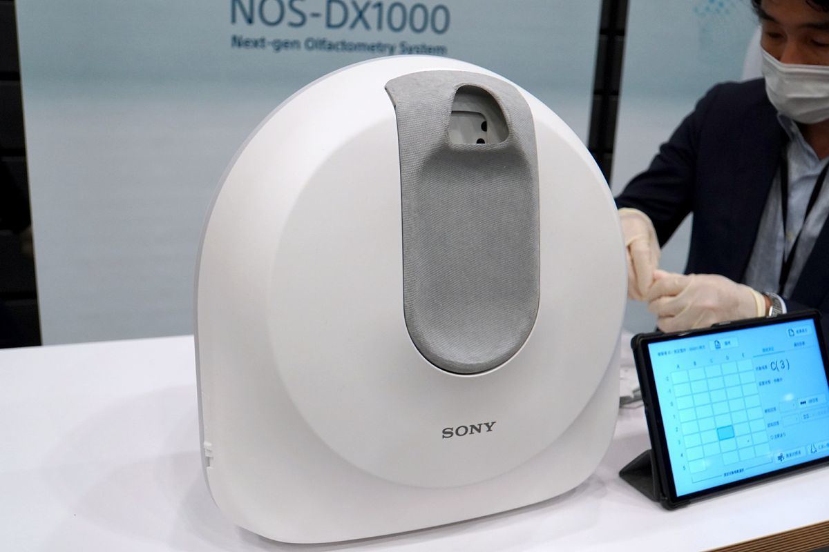 におい提示装置 NOS-DX1000の本体サイズは約幅37.4×奥行き25.3×高さ37.8cm、重さは約5.2kg