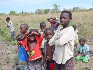 『めざまし8』モザンビークの子どもたちをレポート　放送連動で貧困支援のブーケ販売