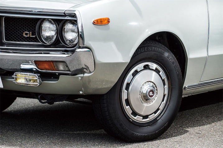 ショートノーズのケンメリ セダン 1 12分割のテールランプが個性的 基本車としてデザインされた4気筒セダン 1973年式 日産 スカイライン 1600 スポーティ Gl マイナビニュース