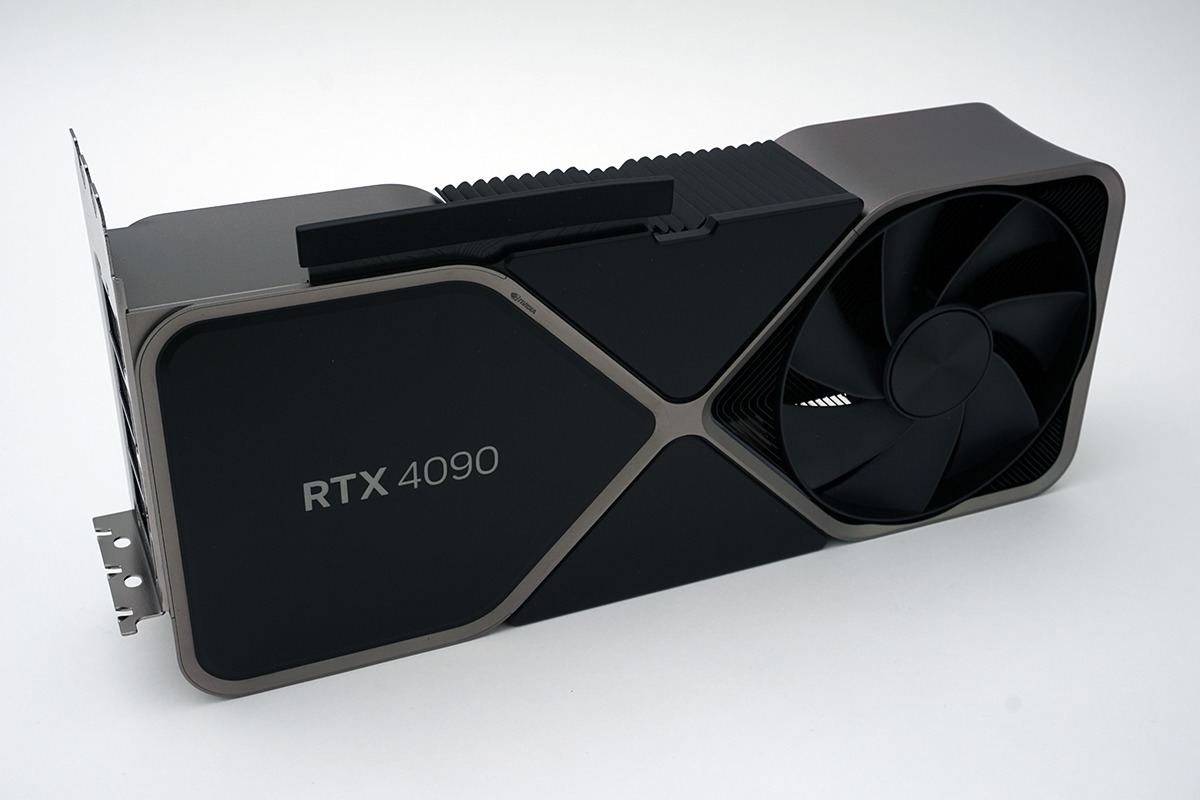 GeForce RTX 4090 Founders Edition。価格の目安は29万8,000円からとなっているが、日本での発売予定はない