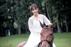 櫻坂46菅井友香、純白ドレスで念願の乗馬シーン　特典ポストカード6種も公開