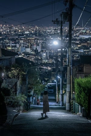 【エモい】坂の上の路地から見下ろす大阪の夜景 ― 光と影の共演に「めっちゃステキやん…」「物語始まりそー」の声