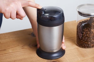 小泉、ワンプッシュ操作で手軽に豆挽きできる電動コーヒーミル - 3,500円