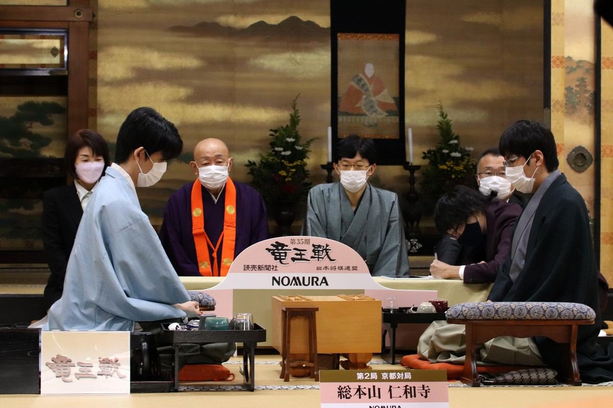 対局開始前に気息を整える藤井竜王（左）と広瀬八段（提供：日本将棋連盟）