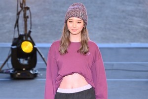 田鍋梨々花、ウエスト大胆披露　美スタイル生かしたアウトドアコーデで魅了