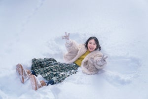 日向坂46金村美玖、笑顔でふわふわ雪にダイブ　1st写真集先行カット公開