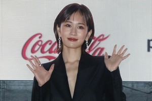 前田敦子、胸元ざっくりドレスで魅了　TIFFレッドカーペット登場