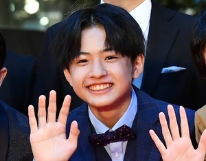 Boys be池川侑希弥、笑顔でTIFFレッドカーペット歩く　初主演映画の共演者らと登場