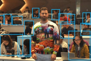 監視カメラAIが認識できないセーターが開発され、ネット「新たな都市迷彩」