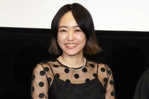 井上真央、シースルーでほんのり肌見せ　母との思い出を語る「よくお菓子を…」