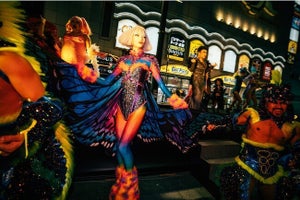 ダンサーが宙を舞いドラァグクィーンが華となる-歌舞伎町でショータイム! 「歌舞伎超祭」開催