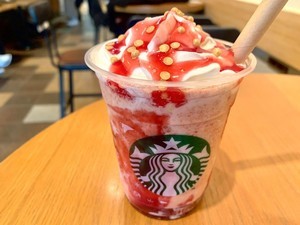 【スタバ新作】クリスマス第一弾「いちご×チョコフラペチーノ」はいつまで飲める? 値段・カロリーも紹介