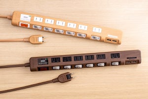 USB-A×2基とACコンセント×6口備える木目調電源タップ
