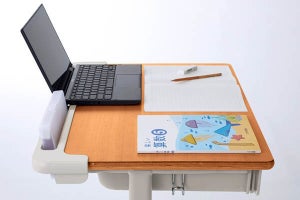 コクヨ、学校の机の奥行きを5cm拡張する「つくえ＋」　タブレットの立てかけも可能