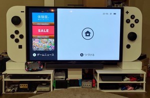 【え? えええ!? 】突如現れた巨大Switchにツイッター騒然! 「でかぁぁぁい」「その発想は天才」「再現度高くて凄すぎる…」の声 - よく見てみると実は…