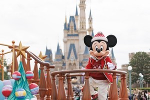 「ディズニー・クリスマス」3年ぶり開催　ミッキーたちがクリスマス衣装でパレード