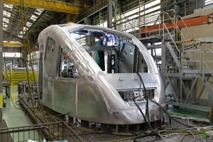 東武鉄道「スペーシア X」車両構体が姿を現す - YouTubeで動画公開