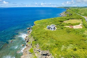 沖縄・宮古島で海に臨むインフィニティプール付き一棟貸切別荘が登場