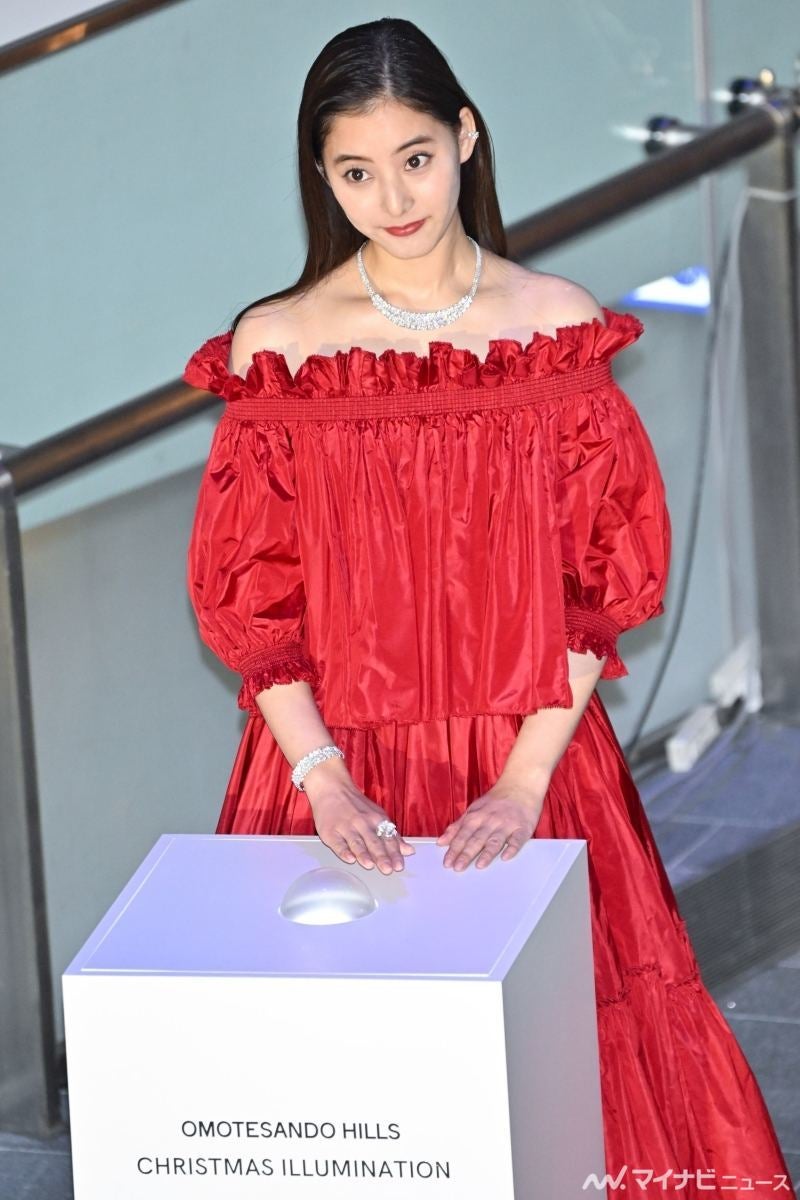 新木優子､深紅の肩見せドレス姿で点灯式に登場｢キラキラした感動を与え