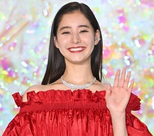 新木優子､深紅の肩見せドレス姿で点灯式に登場｢キラキラした感動を与えたい｣