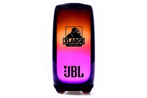 JBLの光るBTスピーカー「PULSE 5」、XLARGEロゴ入りのコラボモデル登場