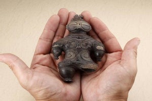 重要文化財「遮光器土偶」が手のひらサイズのフィギュアに - 東京国立博物館で予約受付中