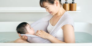 ワンオペお風呂の救世主! 抱っこしながら赤ちゃんを楽に洗える「親子くるむん」が12月上旬に新発売