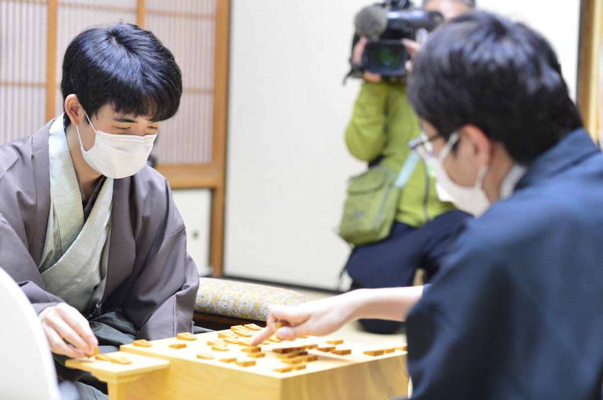 タイトル獲得数を11期とした藤井竜王（左）はいまだにタイトル戦での敗退がない（提供：日本将棋連盟）