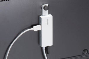 薄型テレビの背面に固定できるUSBハブ　USB 3.2 Gen1対応、ACアダプター付属