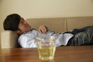 【知ってた?】医師が勧める『"ほぼ0円"でできる二日酔いの予防法』 - 気持ち悪くなったときの対処法も!