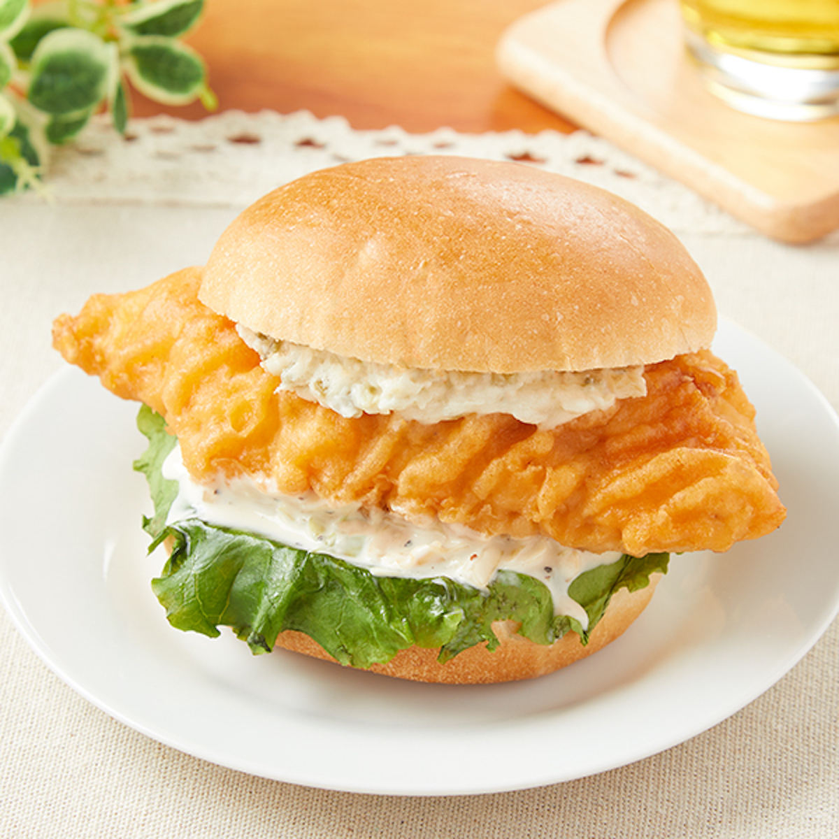 「はみでたフライドチキンバーガー」(348円)