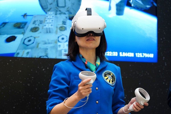 「宇宙の仕事」を“遊んで学んで味わえる”イベントが日本橋で開幕! 宇宙飛行士・山崎直子さんもVR宇宙遊泳、新作の宇宙食も
