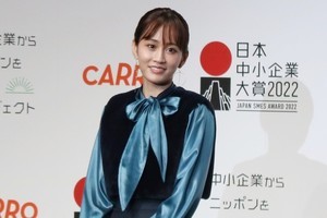 前田敦子、リボンが華やかなドレスで魅了　2022年は「目まぐるしかった」