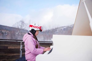 ゲレンデにストリートピアノが登場! 星野リゾート トマムで「雪山絶景ピアノバー」