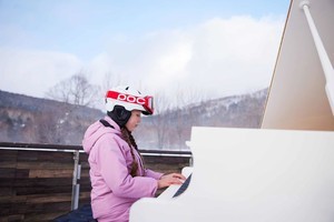 ゲレンデにストリートピアノが登場! 星野リゾート トマムで「雪山絶景ピアノバー」