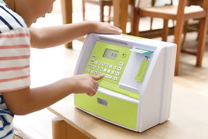 子どもが貯金しながら金利を学べる、ATM風音声ガイドつき貯金箱