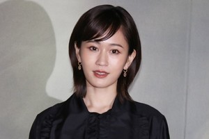 前田敦子、美脚のぞく黒ドレスで魅了　ディオール展プレビューに登場