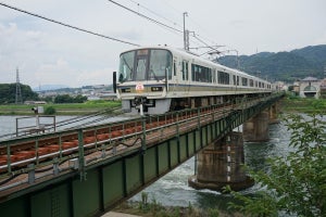 JR西日本、奈良線221系に複線化＆「WEラブ赤ちゃん」ヘッドマーク