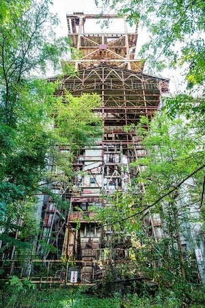 【これが日本に!?】森にのみ込まれそうな半世紀前のエレベーター装置。その堂々たる佇まいに「美しい」「す…すごい」の声