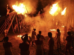 火祭り「鬼の修正会」が3年ぶりの通常開催、大松明を支える参加者も募集!-筑後市