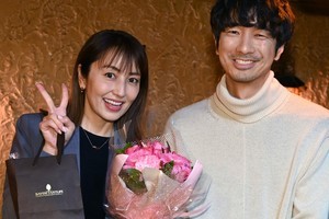 矢田亜希子、『しょも恋』現場でバースデーサプライズ　眞島秀和から花束