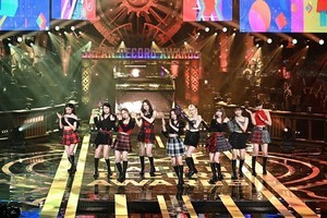 NiziU、『レコ大』で「CLAP CLAP」披露　ファンに感謝「最高の1年でした」