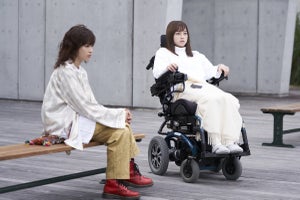 橋本環奈、ファン待望の『映画ネメシス』出演! 車椅子に座り無表情な姿